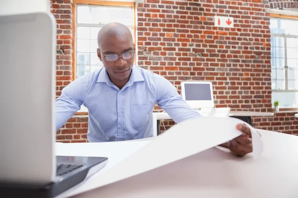 Geschäftsmann nutzt Laptop am Schreibtisch — Stockfoto