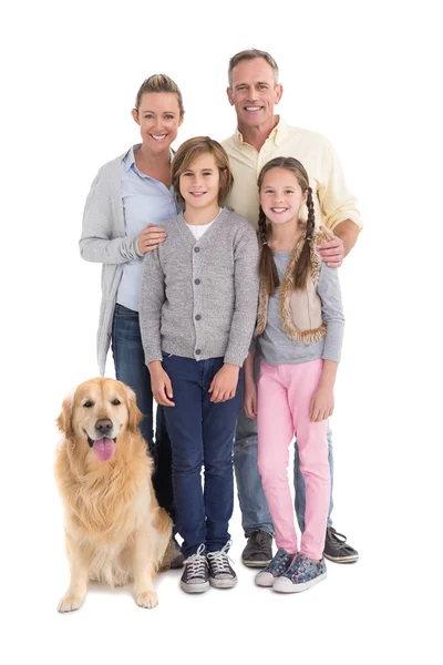 Familie staande samen met hond — Stockfoto