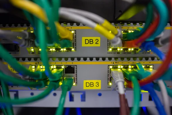 USB провода подключены к серверу — стоковое фото