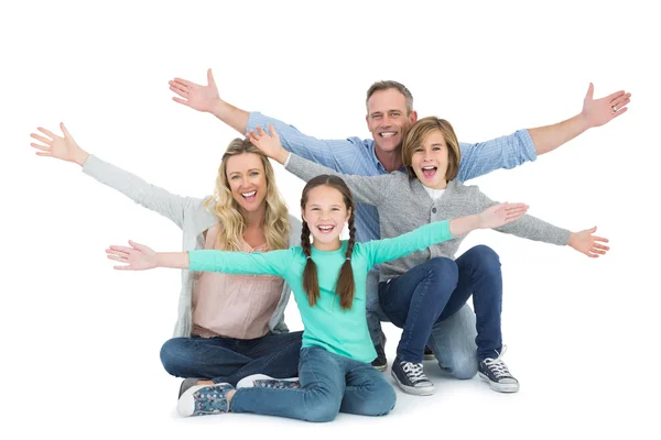 Familie mit zwei Kindern auf dem Boden sitzend — Stockfoto