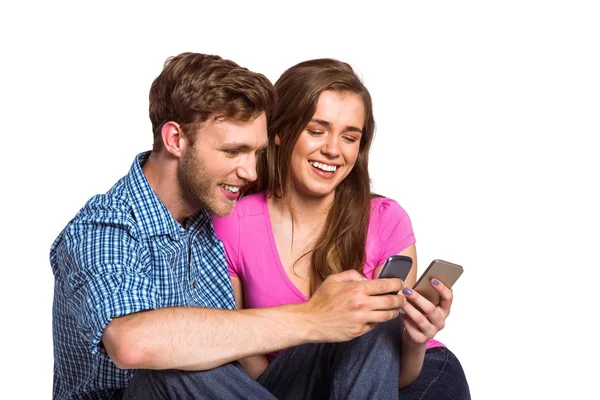 Couple avec téléphones mobiles — Photo