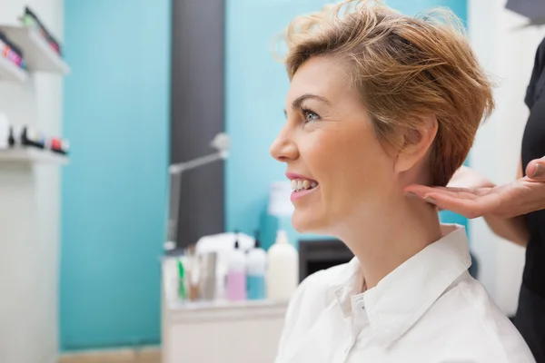 Peluquería estilismo clientes pelo —  Fotos de Stock