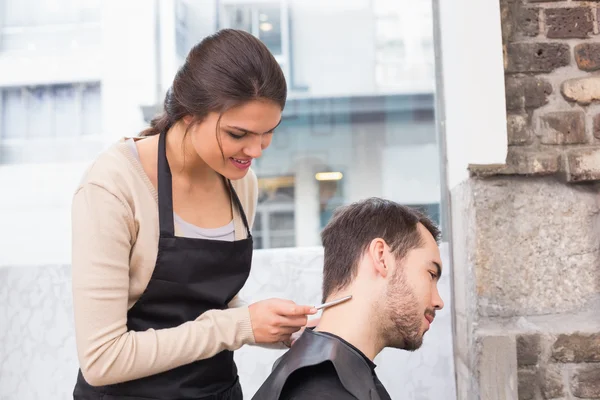 Mann bekommt Haare gestutzt — Stockfoto