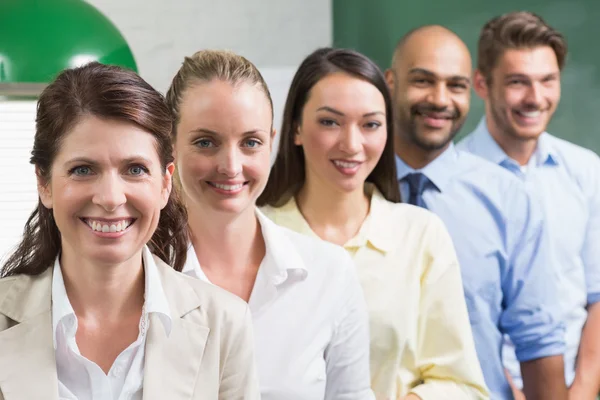 Business team stående på rad — Stockfoto