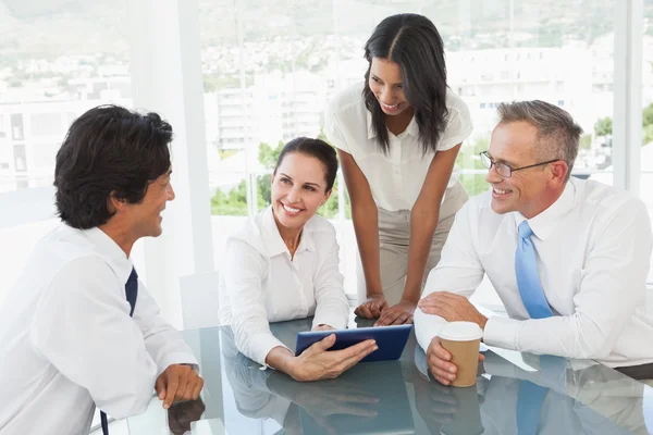 Team di lavoro guardando tablet — Foto Stock