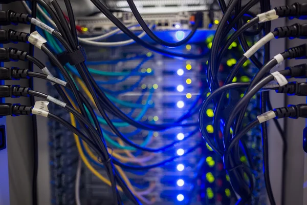 Server mit blauen Leitungen — Stockfoto