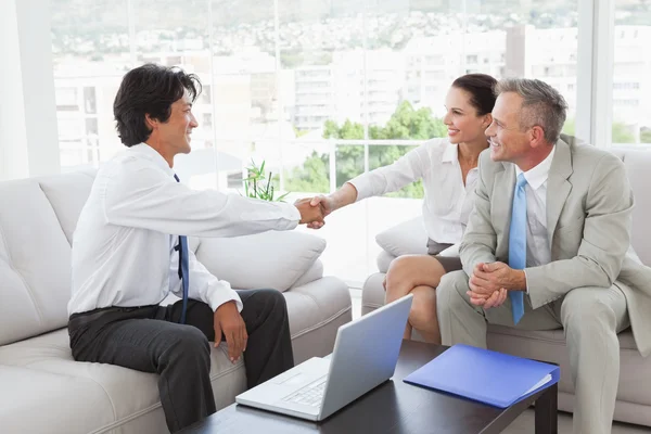 Businessman shaking clients hand — Stock Photo, Image
