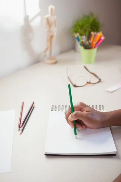 Ontwerper schetsen met potlood op papier — Stockfoto