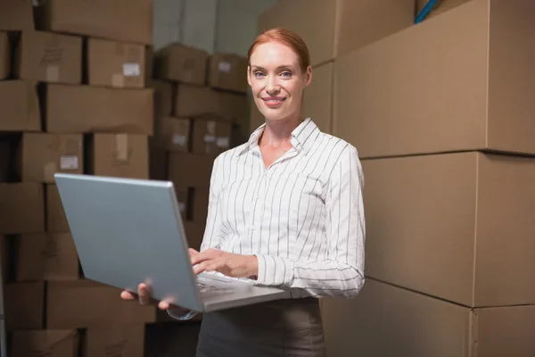 Administrador utilizando el ordenador portátil — Foto de Stock