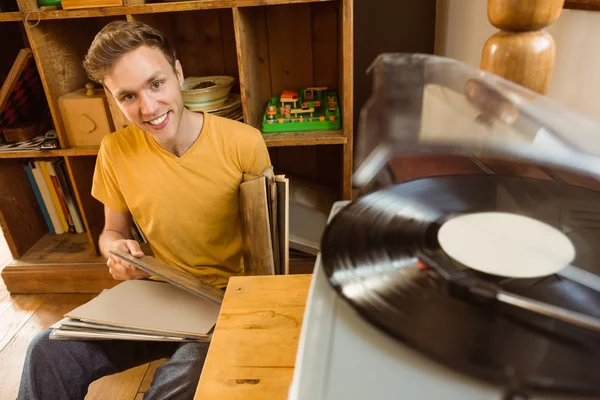 Homem olhando para a coleção de vinil — Fotografia de Stock