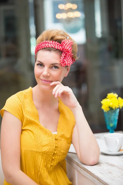 Hipster sorridente alla macchina fotografica — Foto Stock