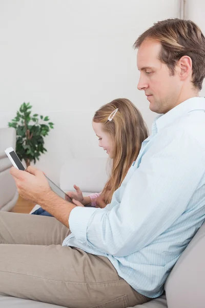 Padre e hija usando tableta PC — Foto de Stock