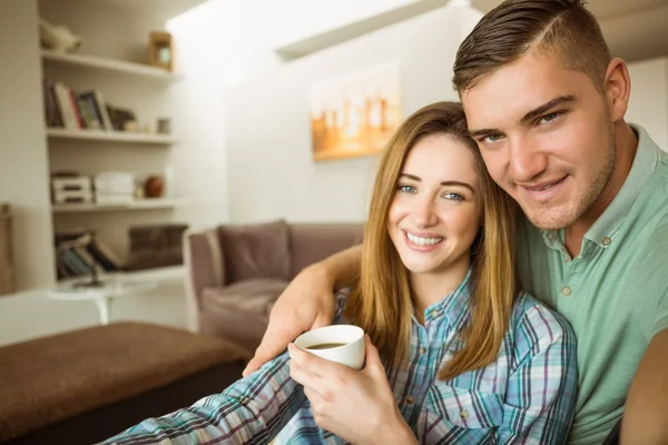 Pareja relajándose en el sofá —  Fotos de Stock