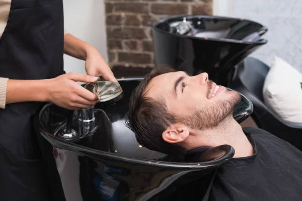 Haar stylist wassen mannelijke haar — Stockfoto