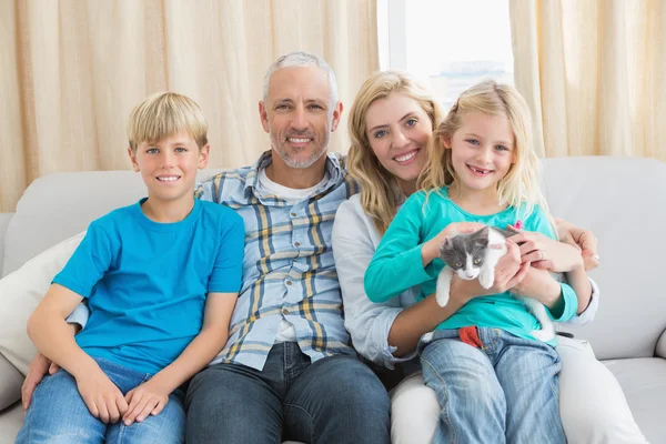 Family with pet kitten — Stock Photo, Image
