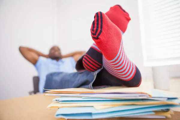 Geschäftsmann mit Beinen am Schreibtisch — Stockfoto