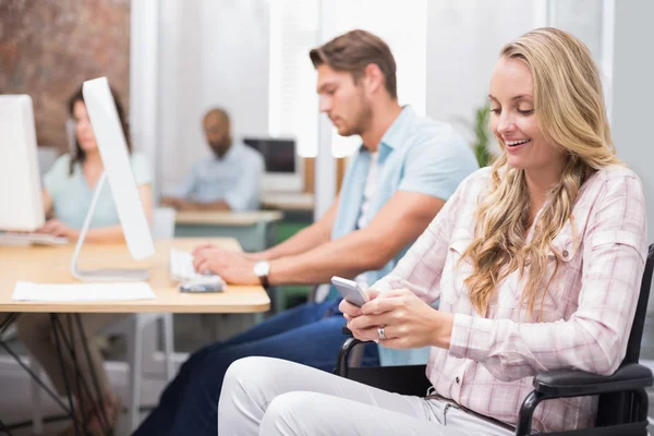 Geschäftsfrau im Rollstuhl SMS am Telefon — Stockfoto