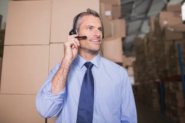 Homem de negócios usando fone de ouvido — Fotografia de Stock