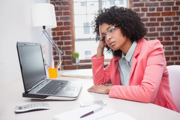 Businesswoman sitting at desk — Stock Photo, Image