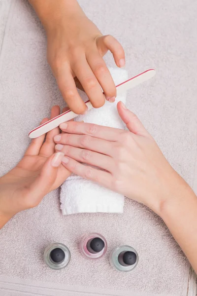 Chiodo tecnico dando crema pasticcera manicure — Foto Stock