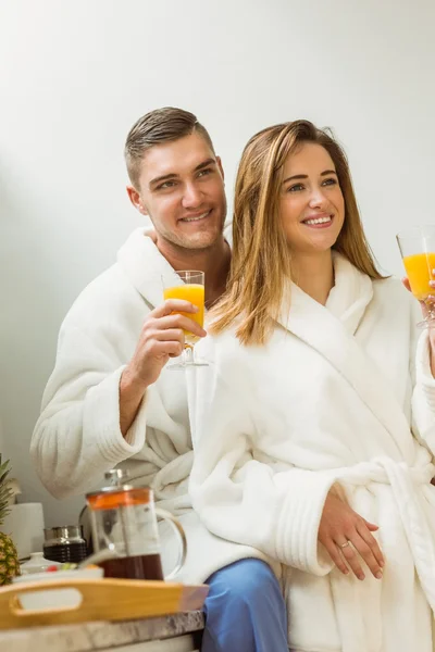 Paar trinkt Orangensaft — Stockfoto