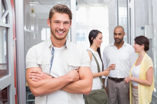 Geschäftsmann mit verschränkten Armen — Stockfoto