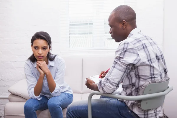 Therapist listening to talking patient — Stock Photo, Image