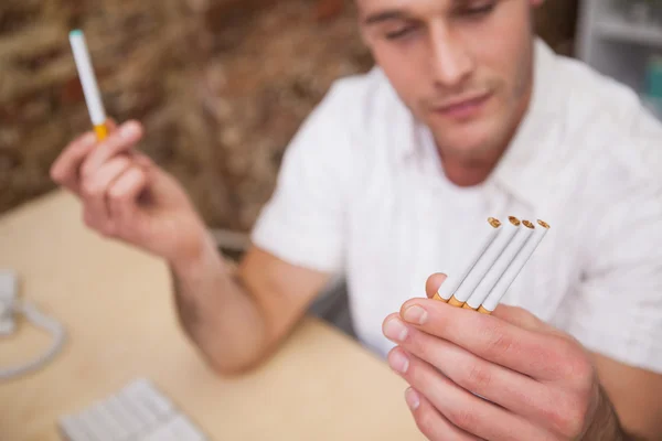 Biznesmen podejmowaniu decyzji elektronicznych lub normalne papierosy — Zdjęcie stockowe