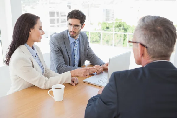 Geschäftsteam beobachtet Computerbildschirm — Stockfoto