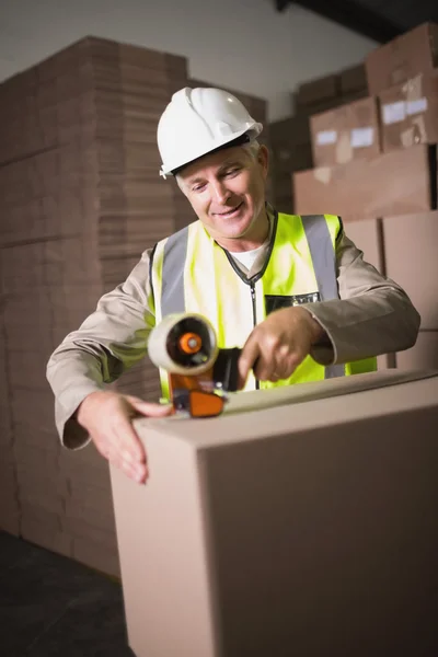 Arbeiter bereitet Waren für den Versand vor — Stockfoto