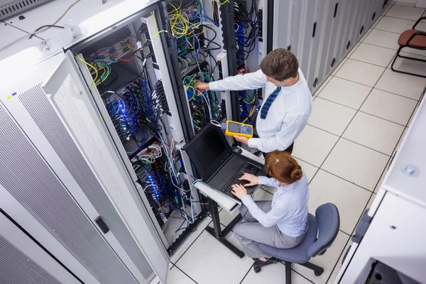 Técnicos que utilizam analisador de cabos digitais — Fotografia de Stock