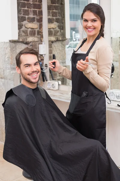 Homem recebendo cabelo aparado — Fotografia de Stock