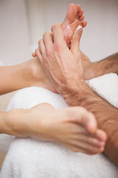 Pedicurista masaje clientes pie —  Fotos de Stock