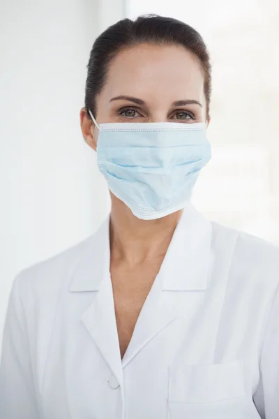Doktor giyen cerrahi maske — Stok fotoğraf