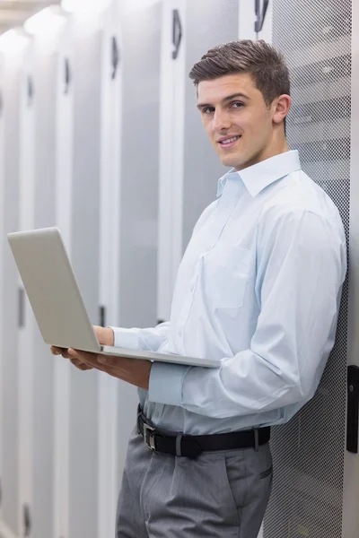 Technicus laptop gebruiken — Stockfoto