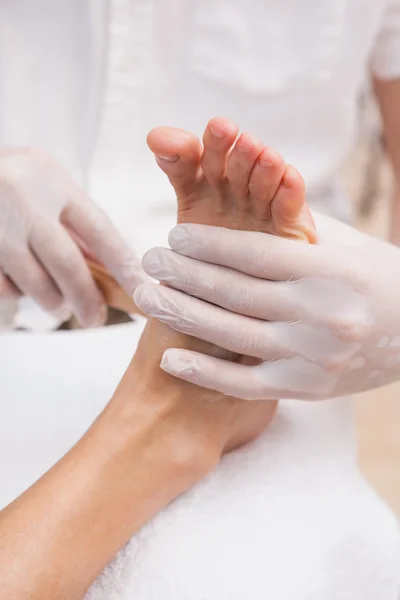 Salon worker with female foot — Stock Photo, Image