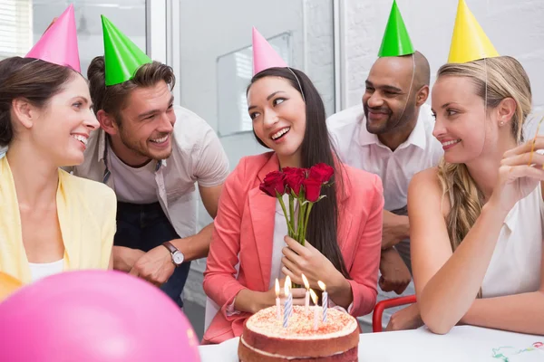 Equipe de negócios comemorando aniversário — Fotografia de Stock