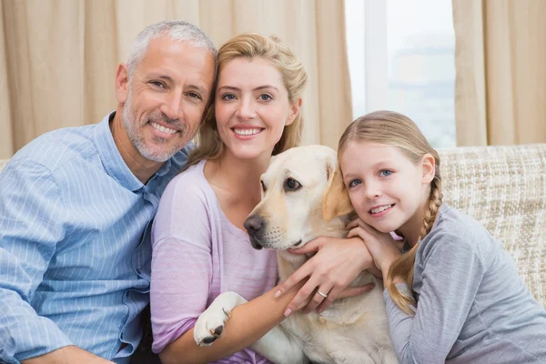 Eltern und Tochter mit Labrador — Stockfoto