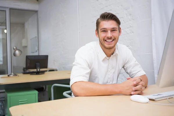 Affärsman på skrivbord — Stockfoto