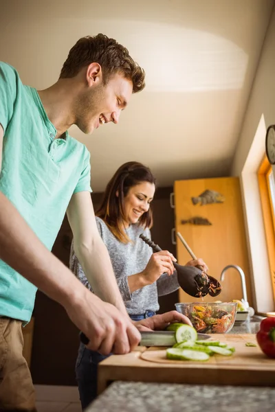 Couple préparant la nourriture ensemble — Photo