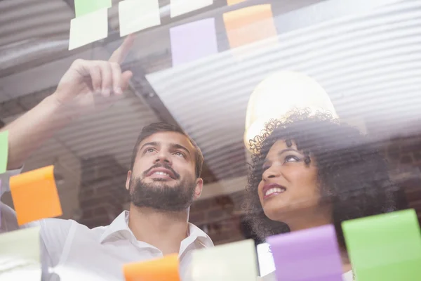 Equipo de negocios mirando notas adhesivas —  Fotos de Stock