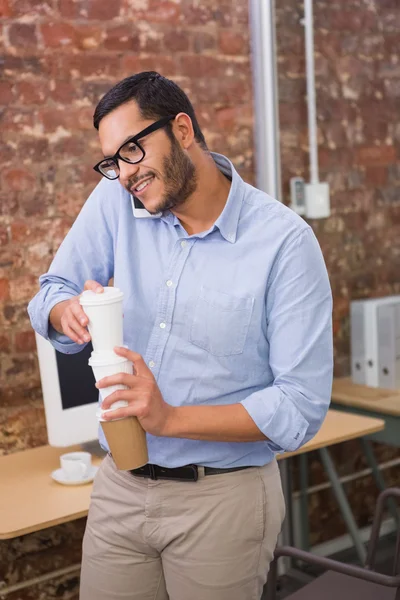 Hombre de negocios usando el teléfono móvil — Foto de Stock