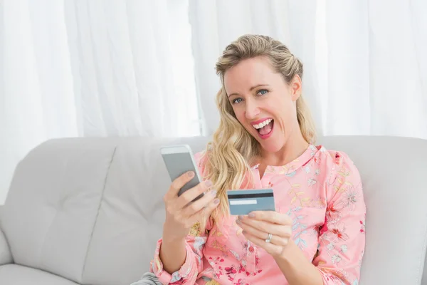 携帯電話を保持しているクレジット カードを持つ女性 — ストック写真