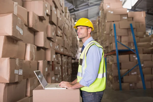 Workman using laptop — Stock Photo, Image