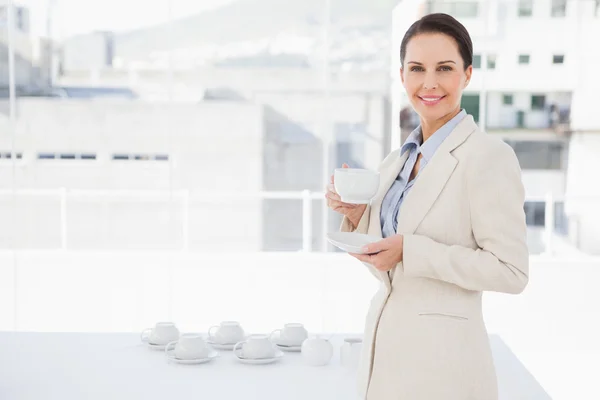 Bizneswoman trzyma filiżankę kawy — Zdjęcie stockowe