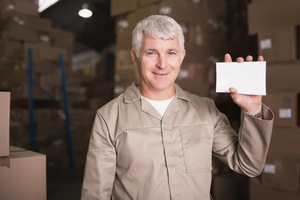 Trabalhador segurando papel em branco — Fotografia de Stock