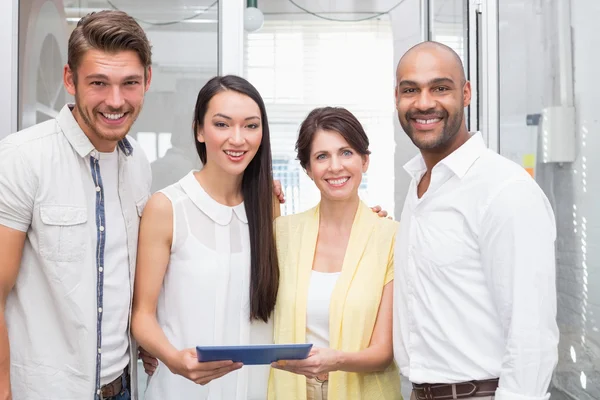 Colegas de negocios con tableta digital —  Fotos de Stock