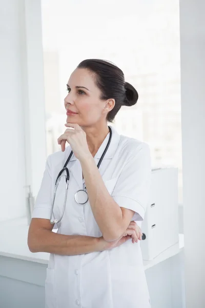 Läkaren tänker om arbete — Stockfoto