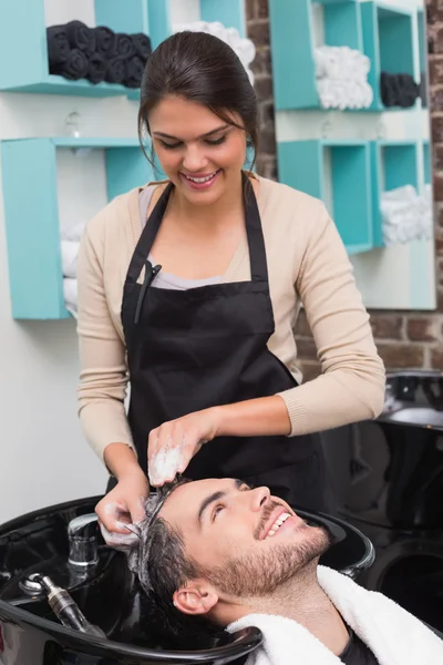 Hair stylist washing male hair — Stock Photo, Image