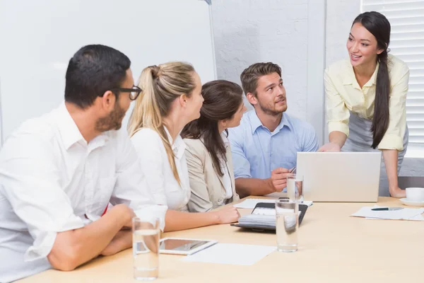 Business mensen luisteren presentatie — Stockfoto